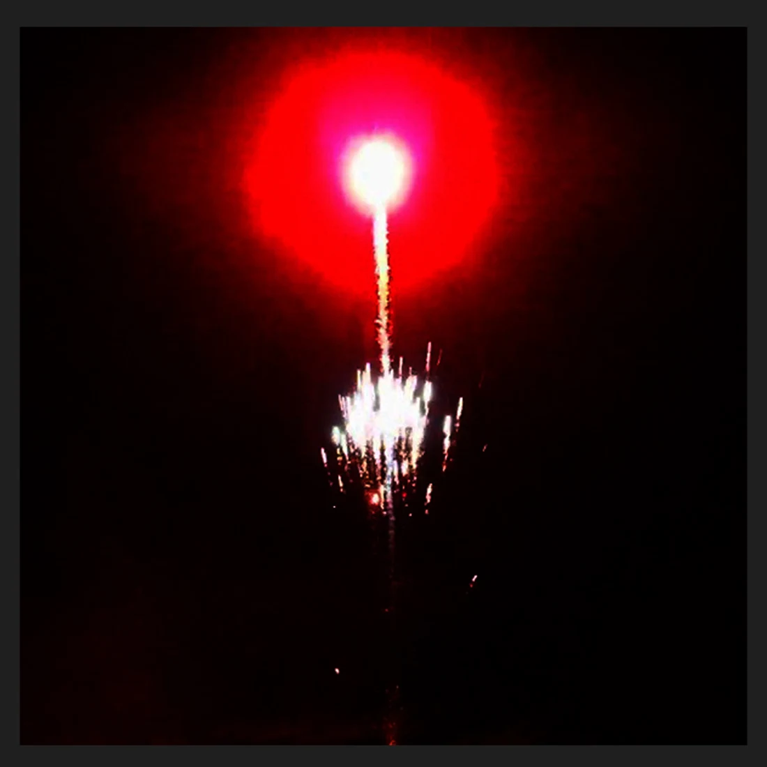 Заряд одиночный 1,2"  Red stars with white strobe mine