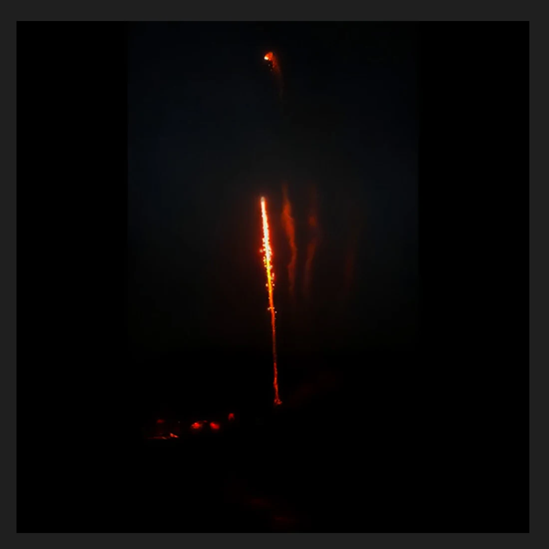 Римская свеча 1,85"  *8 зар.  Red strobe tail
